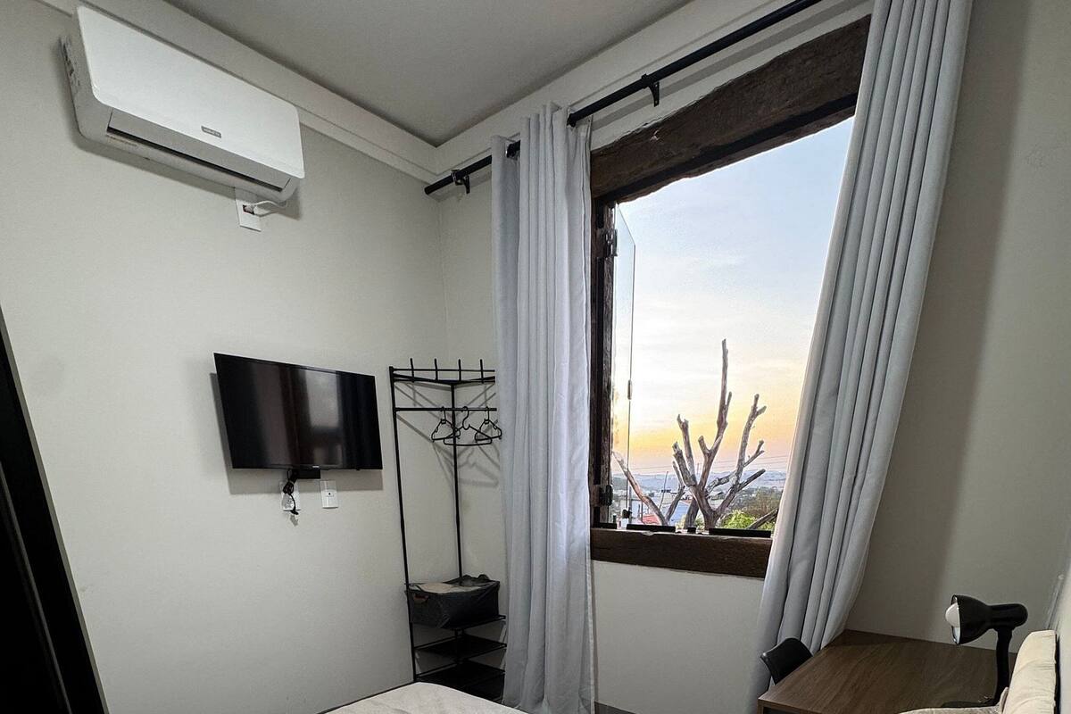 Standard Suite, Courtyard View | Peralatan tempat tidur hipoalergenik, meja, ruang kerja komputer riba 