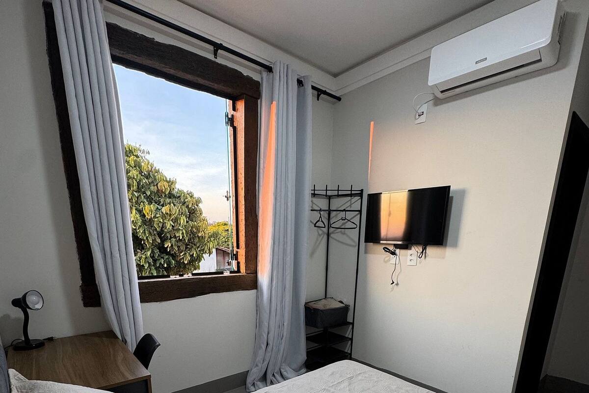 Standard Suite, City View | Peralatan tempat tidur hipoalergenik, meja, ruang kerja komputer riba 