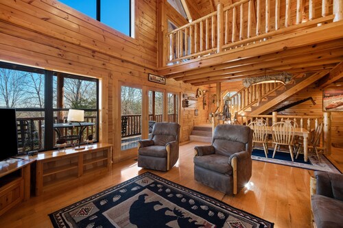 Lake Access Cabin • Quiet Setting Near Town