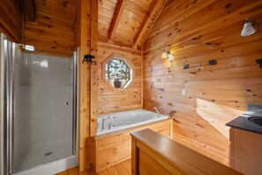 Een douche, een bubbelbad, handdoeken