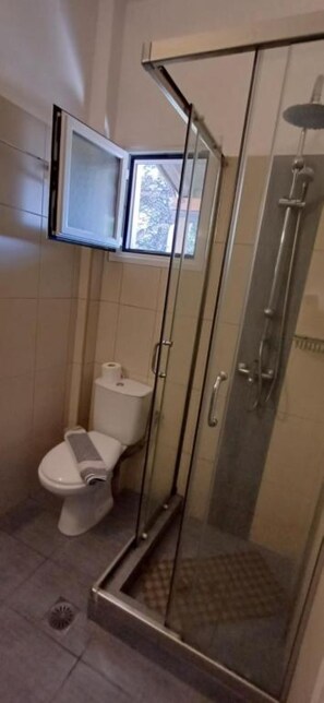 Shower, hair dryer, towels, soap - Villa kavourakia studio with sea view (4CRX+VJ Skiathos)