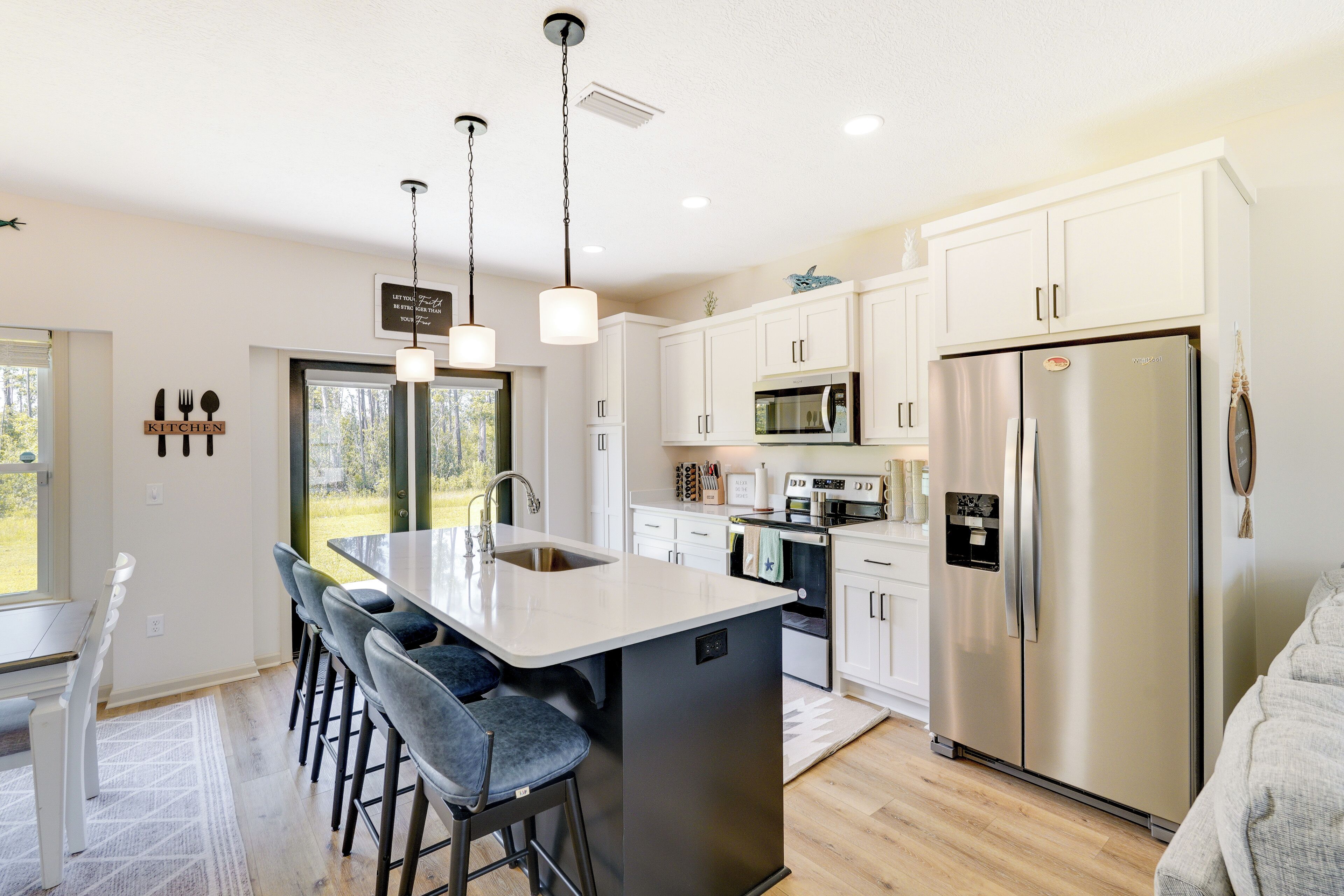 Kjøleskap, mikrobølgeovn, ovn og kokeplater