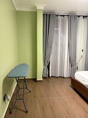 1 bedroom, iron/ironing board, Internet, bed sheets - Elegant Home Away From Home (Munyonyo)