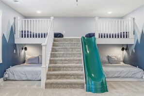 5 Schlafzimmer, Schreibtisch, Bügeleisen/Bügelbrett, Reisekinderbett