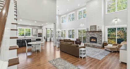 Creekside Luxury Retreat on 22 Acres