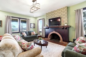 TV connectée, livres, espaces bureaux