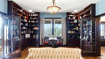 TV connectée, livres, espaces bureaux