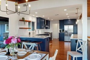 Fridge, microwave, oven, stovetop - Harley’s Hideaway | Hilltop Views, Hot Tub & Pets (Paso Robles)