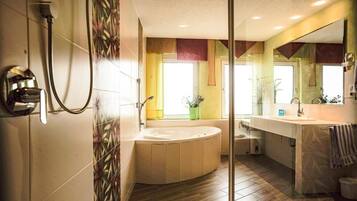 Deluxe-Doppelzimmer, Blick auf den Innenhof | Badezimmer | Dusche, Haartrockner, Handtücher, Seife