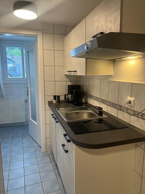 Comfort-huoneisto, näköala pihalle | Yksityinen keittiö | Jääkaappi, uuni, liesi, keittoastiat/astiat/ruokailuvälineet