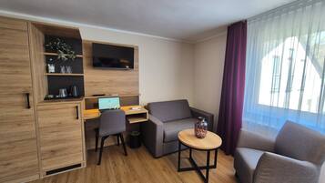 Deluxe-Doppelzimmer, Blick auf den Innenhof | Zimmersafe, kostenloses WLAN