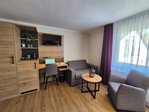 Kahden hengen deluxe-huone, näköala pihalle | Tallelokero huoneessa, ilmainen Wi-Fi