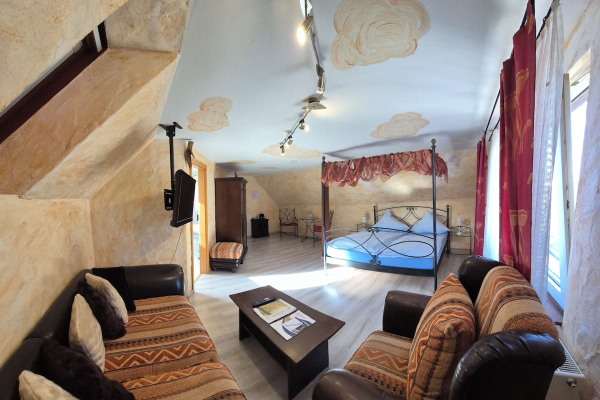 Kahden hengen deluxe-huone, näköala pihalle | Tallelokero huoneessa, ilmainen Wi-Fi