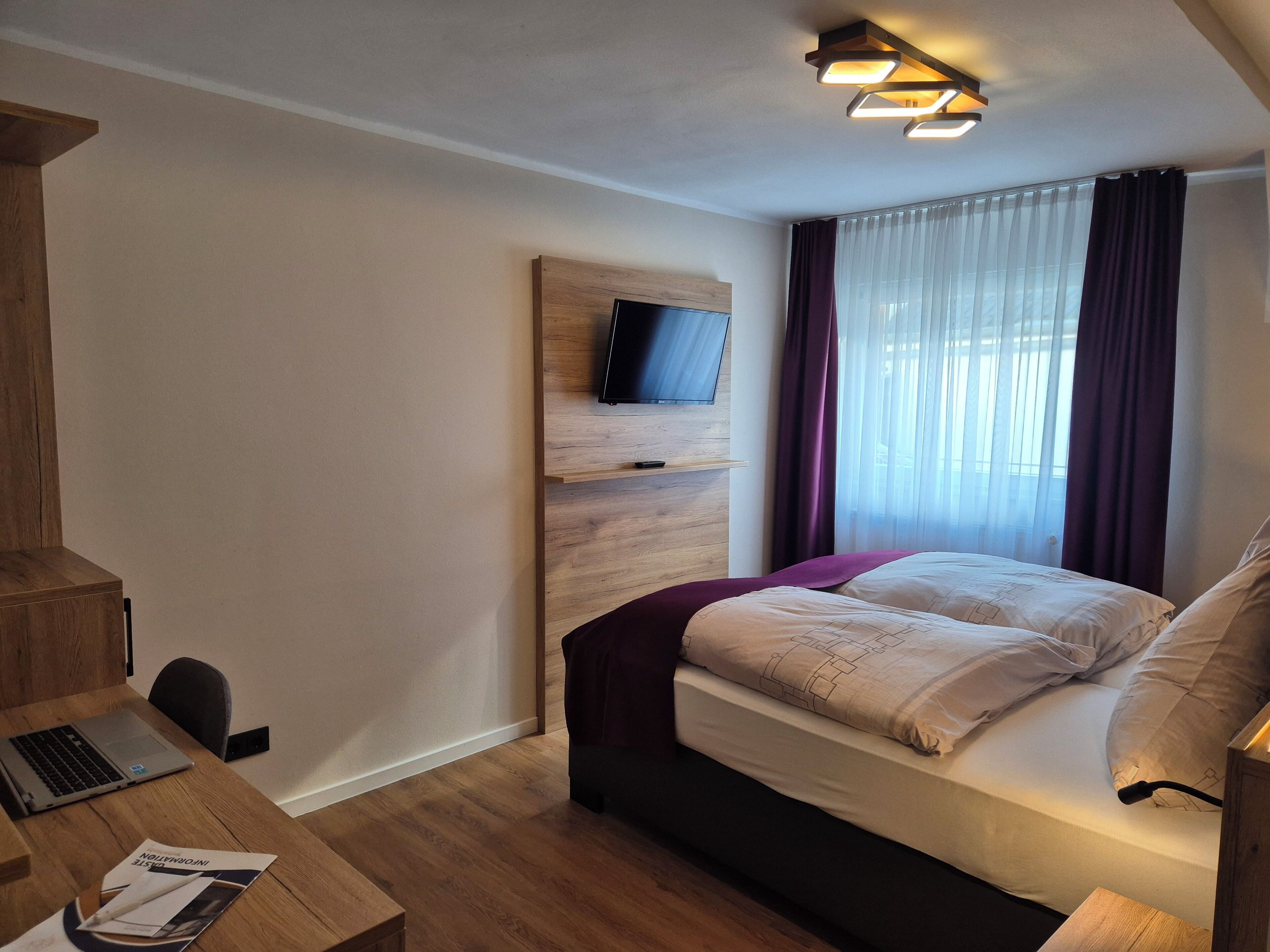 Kahden hengen comfort-huone, näköala pihalle | Tallelokero huoneessa, ilmainen Wi-Fi