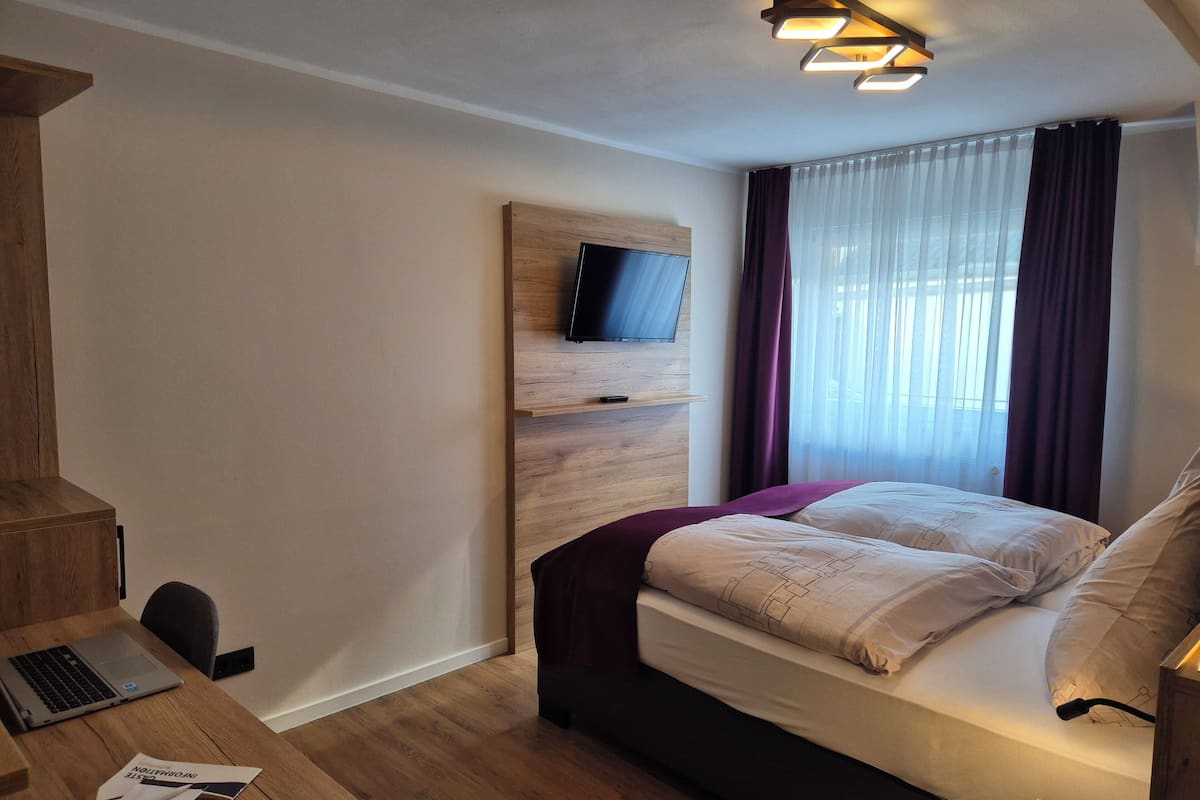 Kahden hengen comfort-huone, näköala pihalle | Tallelokero huoneessa, ilmainen Wi-Fi