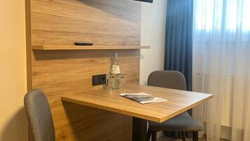 Comfort appartement, uitzicht op binnenplaats | Dineren in de kamer