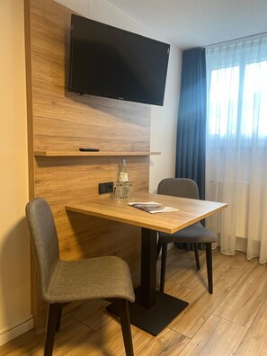 Comfort-huoneisto, näköala pihalle | Ruokailu omassa huoneessa