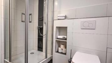 Comfort-Doppelzimmer, Blick auf den Innenhof | Badezimmer | Dusche, Haartrockner, Handtücher, Seife