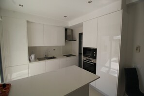 Refrigerador, microondas, horno y lavavajillas 