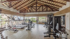 A gym with treadmills, elliptical machines, and weightlifting equipment. - Beach Place #202 - Seafront by Carpediem (Aquiraz)