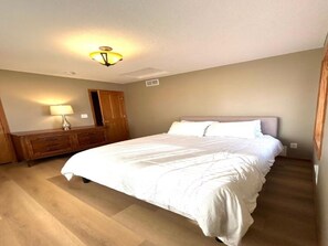 4 bedrooms, iron/ironing board, WiFi, bed sheets - Fully Equipped Modern 4BR in the Heart of Minneapolis (Minneapolis)