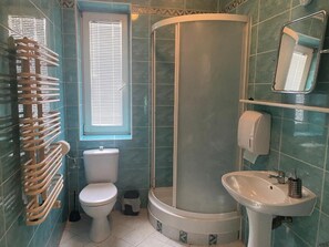 Classic Shared Dormitory, Men only | Bilik Mandi | Tab mandi, tab mandi berpancutan, pengering rambut, tisu tandas