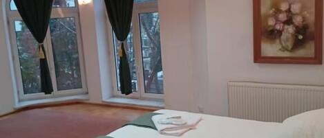 Rom – standard, 1 dobbeltseng | Allergitestet sengetøy, skrivebord for bærbar PC og wi-fi (inkludert)