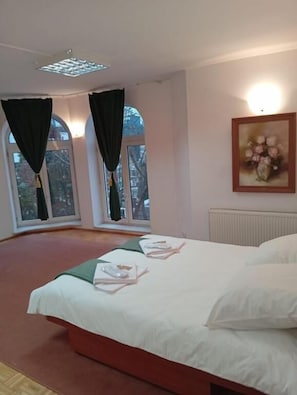 Standard Room, 1 Double Bed | Hypo-allergenic bedding, laptop workspace, free WiFi