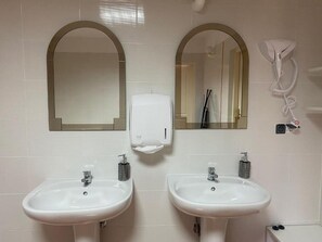 Dormitório compartilhado superluxo, somente para mulheres | Banheiro | Banheira, banheira de hidromassagem, secador de cabelo, papel higiênico