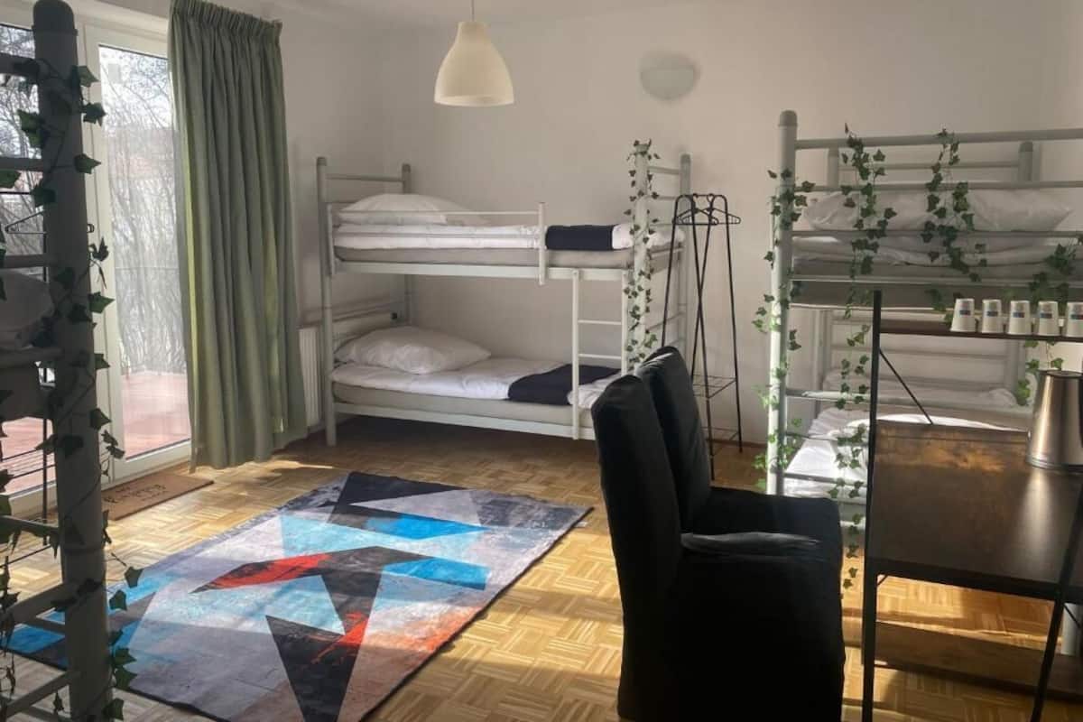 Dormitorio compartido clásico, solo para hombres | Ropa de cama hipoalergénica y espacio para trabajar con un portátil