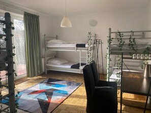 Dormitorio compartido clásico, solo para hombres | Ropa de cama hipoalergénica y espacio para trabajar con un portátil