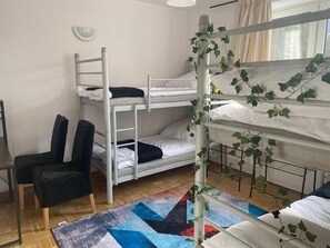 Dormitorio compartido de lujo, solo para mujeres | Baño | Bañera, bañera de hidromasaje, secador de pelo y papel higiénico