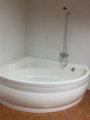 Shared Dormitory, Women only | Bilik Mandi | Tab mandi, tab mandi berpancutan, pengering rambut, tisu tandas