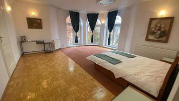 Hypo-allergenic bedding, laptop workspace, free WiFi