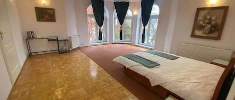 Standardrum - 1 dubbelsäng | Allergitestade sängkläder, arbetsyta för laptop och gratis wi-fi