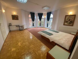 Habitación estándar, 1 cama doble | Ropa de cama hipoalergénica y espacio para trabajar con un portátil