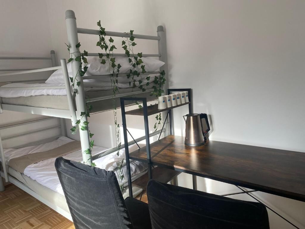 Dormitorio compartido de lujo, solo para mujeres | Ropa de cama hipoalergénica y espacio para trabajar con un portátil