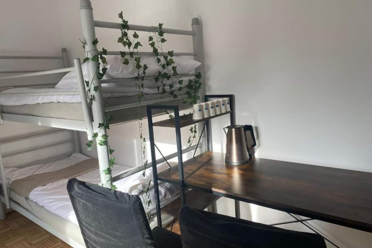 Dormitorio compartido de lujo, solo para mujeres | Ropa de cama hipoalergénica y espacio para trabajar con un portátil