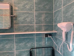 Classic Shared Dormitory, Men only | Bilik Mandi | Tab mandi, tab mandi berpancutan, pengering rambut, tisu tandas