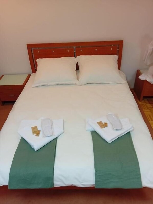 Standard Room, 1 Double Bed | Hypo-allergenic bedding, laptop workspace, free WiFi