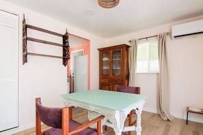 Dining - Quaint 1-bedroom house with full yard near University & Banner Hospital (Tucson)