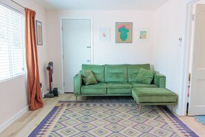 TV - Quaint 1-bedroom house with full yard near University & Banner Hospital (Tucson)