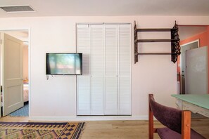 1 bedroom, free WiFi, bed sheets - Quaint 1-bedroom house with full yard near University & Banner Hospital (Tucson)