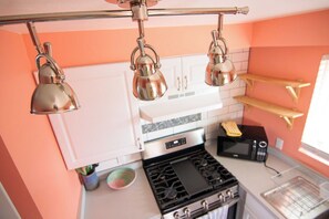 Microwave, oven, stovetop, dishwasher - Quaint 1-bedroom house with full yard near University & Banner Hospital (Tucson)