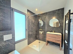Shower, hair dryer, towels - Mahelia, New Home in Gulf of Morbihan & Vannes (Le Hézo)