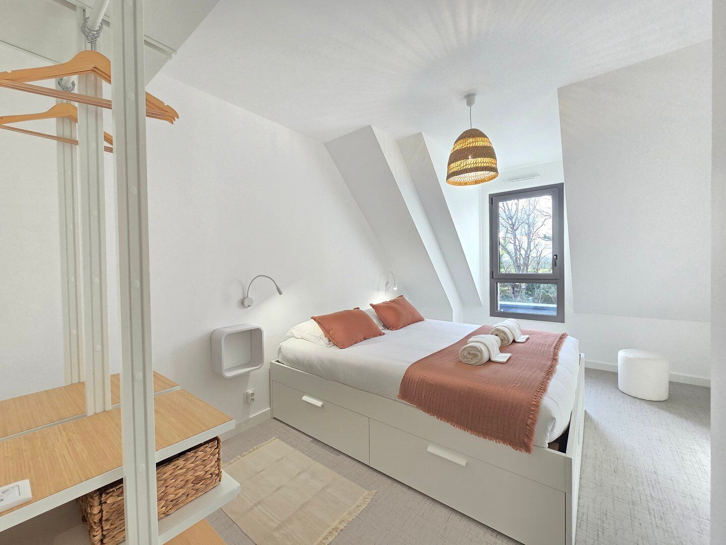 3 slaapkamers, een bureau, internet, beddengoed