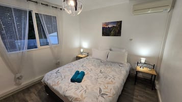 2 bedrooms, iron/ironing board, internet