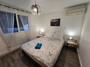 2 slaapkamers, een strijkplank/strijkijzer, internet