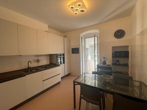Microwave, oven, stovetop, dishwasher - Câ Giâna apartment 5 minutes from the beaches (Lavagna)