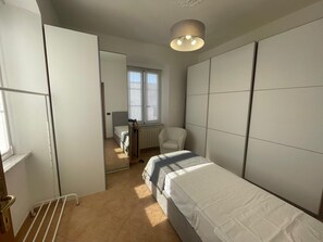 2 slaapkamers, een strijkplank/strijkijzer, beddengoed